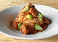 ベーコンと芽キャベツのトマトソース