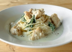 鶏肉とほうれん草のチーズクリームソース